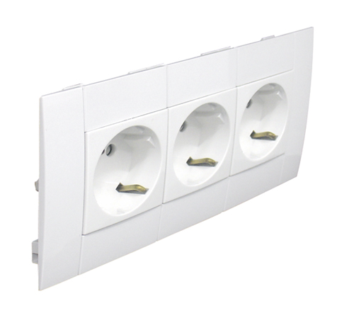 Triple Base Schuko Modular con Protección para Canales con Tapa L75 - 6 Módulos